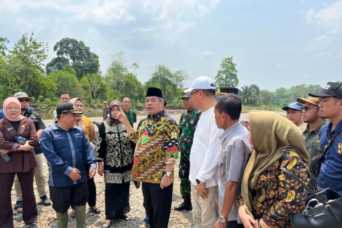 Bupati Lahat Tinjau Langsung SaluranIrigasi Sawah Yang Tertutup Material