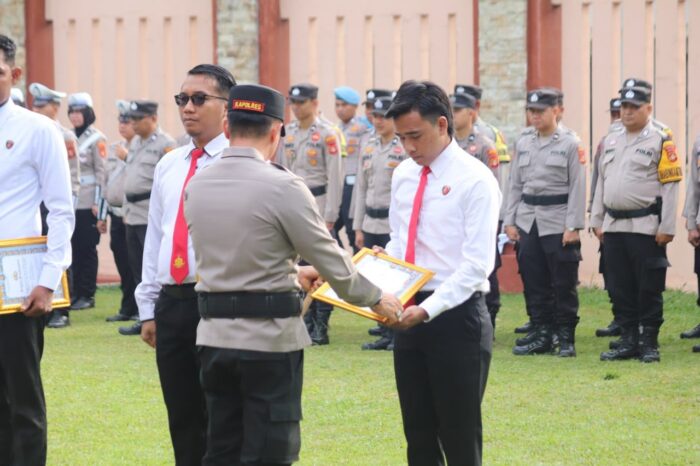 Berikan Penghargaan Kepada Personel Polres Muara Enim Berprestasi, Sebagai Bentuk Apresiasi