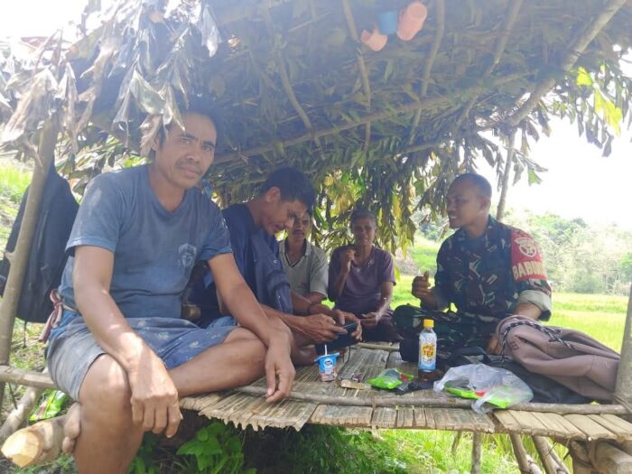 Babinsa Koramil 03/Katikutana Komsos dengan Warga Bahas Ketahanan Pangan di Desa Praimadeta