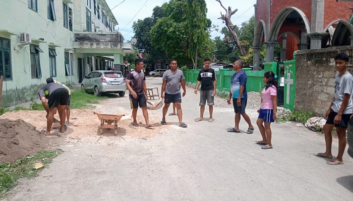 Warga RT 26 Kupang Tambal Jalan Berlubang Secara Swadaya