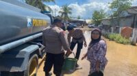 Satsamapta Polres Bima Salurkan 5000 Liter Air Bersih Untuk Warga Terdampak Banjir di Desa Nggembe
