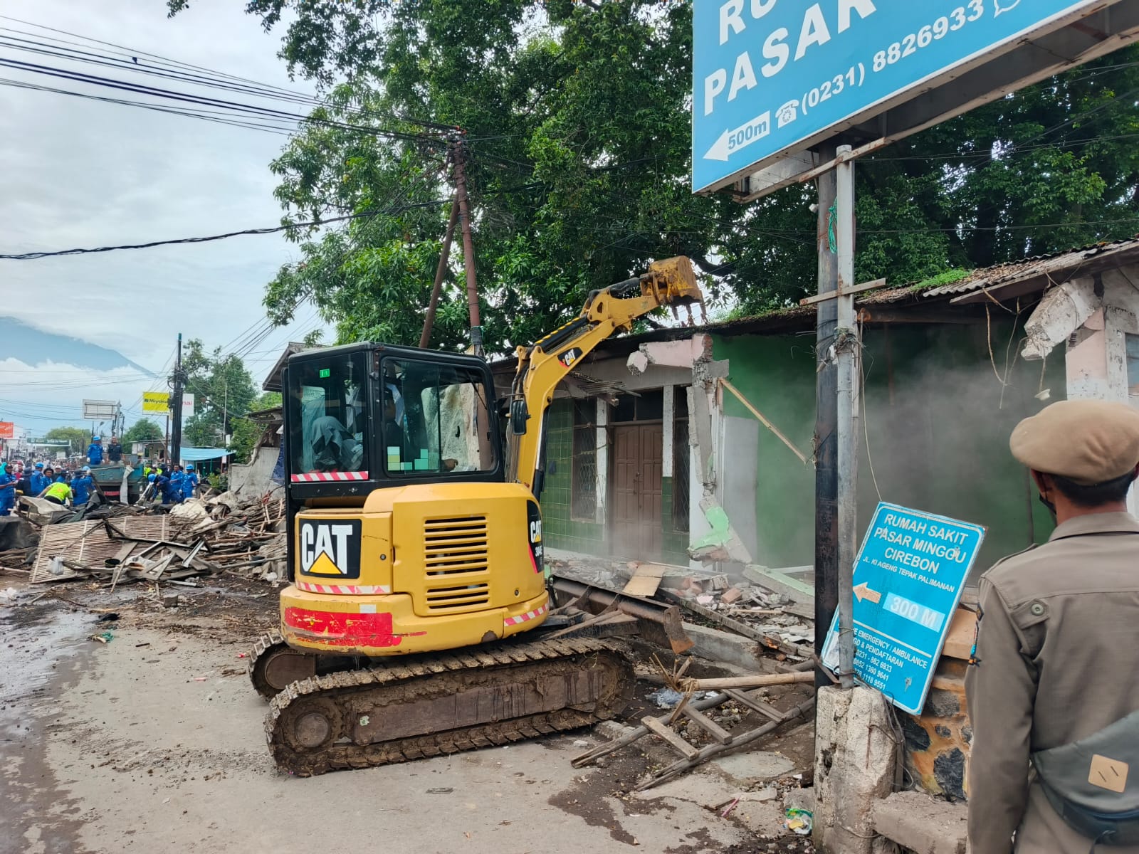 Puluhan Bangunan Sepadan Sungai di Wilayah Pasar Minggu Dibongkar