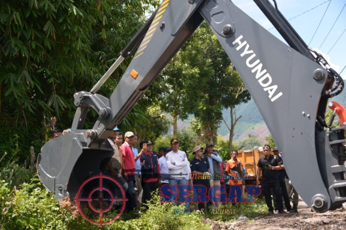 Gandeng TNI - Polri, Jajaran Pemkab Bima Bersihkan Sampah di Jalan Negara