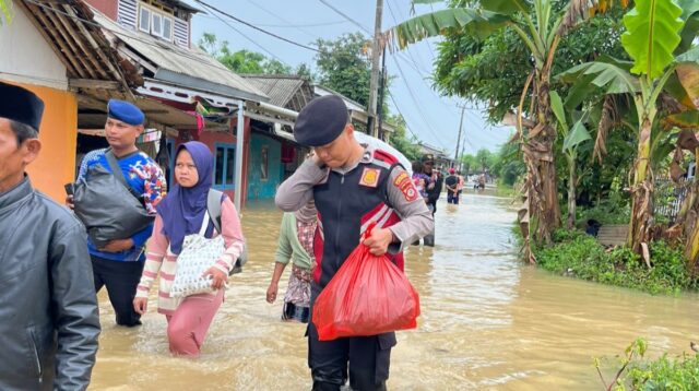 Kapolres Karawang: Keselamatan Warga Prioritas Utama dalam Penanganan Banjir Karangligar