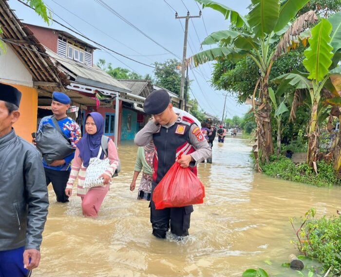 Kapolres Karawang: Keselamatan Warga Prioritas Utama dalam Penanganan Banjir Karangligar