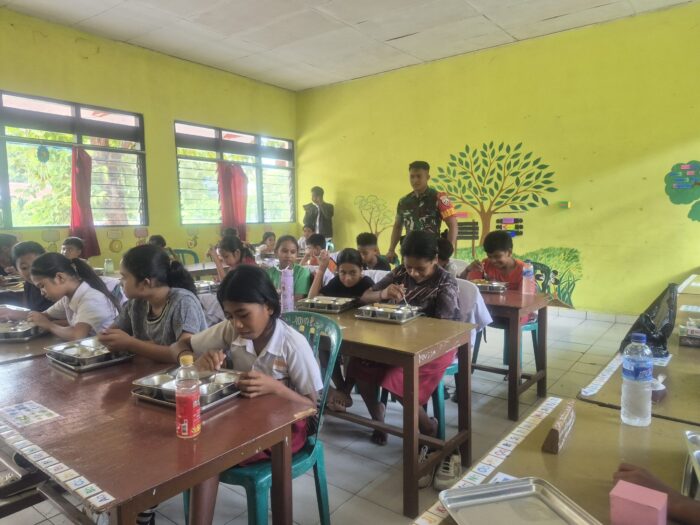 Babinsa Koramil 02/Rindi Umalulu Kawal Program Makan Bergizi Gratis di SDM Melolo 2
