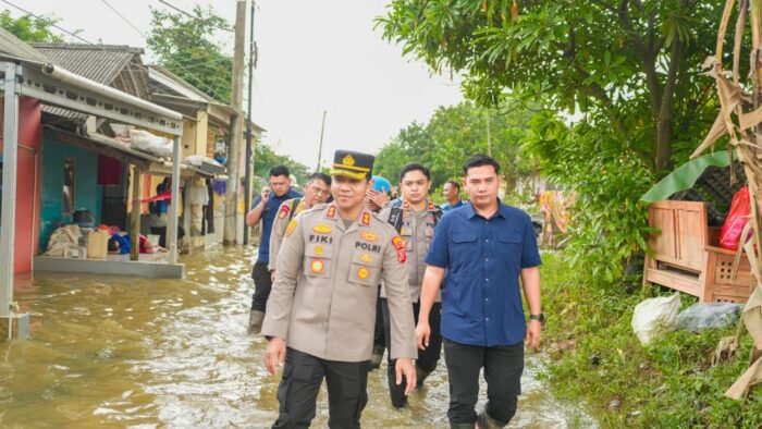 Respons Cepat Polri, Kapolres Karawang Turun ke Lokasi Banjir Karangligar