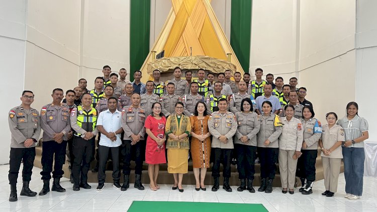 Perkuat Iman dan Kebersamaan, Kapolres Sumba Barat Pimpin Binrohtal di GKS Waikabubak