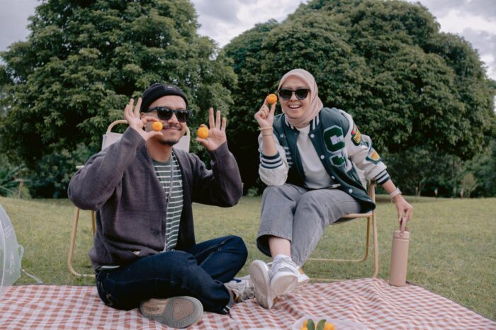 BANDUNG – Di tengah padatnya aktivitas dan hiruk pikuk Kota Bandung, Uncle D Backyard Bandung hadir sebagai destinasi kuliner yang menawarkan suasana tenang dan bernuansa alam. Tempat ini menjadi alternatif bagi masyarakat yang ingin bersantai sambil menikmati sajian makanan dan minuman dalam konsep ruang terbuka. Mengusung konsep taman terbuka dengan nuansa alami, Uncle D Backyard Bandung menghadirkan pengalaman bersantap yang berbeda dari kafe atau restoran pada umumnya, dengan mengedepankan kenyamanan dan kedekatan dengan alam. Destinasi kuliner ini dikelilingi pepohonan hijau serta tata ruang terbuka yang luas, menciptakan suasana sejuk dan menenangkan bagi para pengunjung. Konsep tersebut menjadikan Uncle D Backyard Bandung cocok dikunjungi bersama keluarga, sahabat, maupun sebagai tempat berkumpul komunitas untuk berbagai kegiatan kebersamaan. Selain menawarkan beragam pilihan makanan dan minuman, Uncle D Backyard juga dikenal dengan atmosfernya yang ramah dan bersahabat, sehingga pengunjung dapat menikmati waktu santai tanpa tekanan suasana perkotaan. Ruang terbuka yang lapang memberikan keleluasaan bagi pengunjung untuk berinteraksi, berbagi cerita, hingga melepas penat setelah menjalani aktivitas sehari-hari. Seiring meningkatnya minat masyarakat terhadap wisata kuliner berbasis pengalaman, Uncle D Backyard Bandung semakin diminati sebagai destinasi rekreasi alternatif di Kota Bandung. Tempat ini tidak hanya menjadi lokasi bersantap, tetapi juga berfungsi sebagai ruang temu yang menghadirkan kenyamanan serta meninggalkan kesan tersendiri bagi pengunjung, baik warga lokal maupun wisatawan. Uncle D Backyard Bandung berlokasi di Gang Cipaheut Kaler IV, Cigadung, Kecamatan Cibeunying Kaler, Kota Bandung, dengan lingkungan yang relatif tenang dan jauh dari kebisingan pusat kota. Untuk mendapatkan pengalaman terbaik, pengunjung disarankan datang pada pagi hari sekitar pukul 08.00 WIB atau sore hari sekitar pukul 16.00 WIB, saat pencahayaan alami optimal dan suasana terasa lebih nyaman, menjadikan Uncle D Backyard Bandung sebagai salah satu oase kuliner yang patut dikunjungi di Kota Kembang.