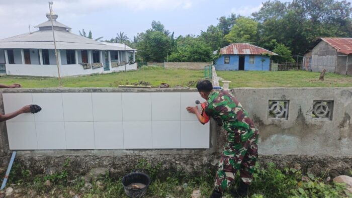 Babinsa Koramil 05/Waingapu Bersama Warga Pasang Keramik Pagar Masjid Al-Ikhlas