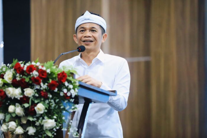 PURWAKARTA – Bupati Purwakarta, Jawa Barat, Saepul Bahri Binzein, meminta seluruh Organisasi Perangkat Daerah (OPD), khususnya yang menangani pembangunan infrastruktur, untuk mulai melaksanakan kegiatan pembangunan sejak akhir triwulan pertama tahun 2026. Kebijakan tersebut disampaikan Bupati yang akrab disapa Om Zein sebagai langkah strategis mengubah pola pembangunan daerah agar lebih efektif dan berkualitas, terutama dalam menghadapi kondisi cuaca ekstrem. Om Zein menegaskan, seluruh proses pembangunan infrastruktur di Purwakarta harus sudah mulai berjalan sejak awal tahun, sehingga tidak lagi menumpuk di akhir tahun anggaran. “Biasanya curah hujan tinggi terjadi di empat bulan akhir tahun dan dua hingga tiga bulan di awal tahun. Karena itu, siklus pembangunan harus diubah. Jangan lagi dikejar di akhir tahun,” ujar Om Zein, Selasa (27/1/2026). Ia menjelaskan, pelaksanaan lelang proyek infrastruktur ditargetkan mulai Februari, sementara pelaksanaan fisik sudah bisa dimulai pada Maret agar pekerjaan berlangsung di kondisi cuaca yang lebih mendukung. Menurut Om Zein, pembangunan infrastruktur yang dipaksakan saat curah hujan tinggi berpotensi menurunkan kualitas pekerjaan dan menimbulkan banyak kendala teknis di lapangan. “Kalau hujan tinggi, membangun jalan kualitasnya tidak maksimal, bangunan juga banyak terkendala. Akhir tahun seharusnya fokus pada perencanaan, bukan pembangunan fisik,” tegasnya. Selain itu, Om Zein juga meminta Wakil Bupati Purwakarta, Abang Ijo Hapidin, untuk turut membantu koordinasi, pengawasan, dan evaluasi pelaksanaan pembangunan agar berjalan tepat waktu dan sesuai standar. “Saya minta Wabup ikut membantu pengawasan dan evaluasi agar pelaksanaan pembangunan tepat sasaran dan tepat waktu,” katanya. Sejalan dengan percepatan pembangunan, Pemerintah Kabupaten Purwakarta juga menerapkan kebijakan baru dalam mekanisme pembayaran proyek infrastruktur mulai tahun 2026. Om Zein menegaskan, seluruh pembayaran proyek barang dan jasa, khususnya infrastruktur, hanya dapat dilakukan setelah melalui pemeriksaan dan rekomendasi dari Inspektorat Daerah. “Mulai tahun ini, pembayaran pekerjaan dilakukan setelah ada rekomendasi dari Inspektorat. Tidak ada lagi kompromi,” ujar Om Zein. Ia mencontohkan, apabila nilai kontrak proyek sebesar Rp1 miliar, namun volume pekerjaan yang terpasang di lapangan hanya senilai Rp800 juta, maka pembayaran dilakukan sesuai hasil riil tersebut. “Kalau terpasangnya Rp800 juta, maka yang dibayarkan Rp800 juta sesuai rekomendasi Inspektorat,” tegasnya. Kebijakan ini, menurut Om Zein, bertujuan memastikan kualitas pembangunan, mencegah pemborosan anggaran, serta membangun budaya kerja yang jujur, akuntabel, dan profesional di lingkungan Pemerintah Kabupaten Purwakarta dan para rekanan proyek.