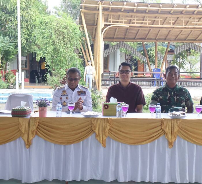 Kasdim 1601/Sumba Timur Dampingi Wagub NTT Kunjungi SMAN 3 Waingapu