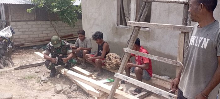 Wujud Kepedulian, Babinsa Koramil 05/Waingapu Bantu Warga Pasang Reng Atap Rumah