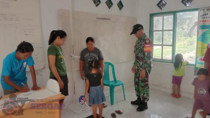 Babinsa Waingapu Dampingi Program Bulan Timbang dan Imunisasi di Posyandu Mawar