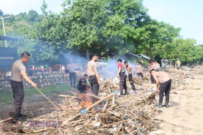 Tindak Lanjuti Instruksi Presiden, Polres Bima Kerja Bakti Bersihkan Pantai Kalaki