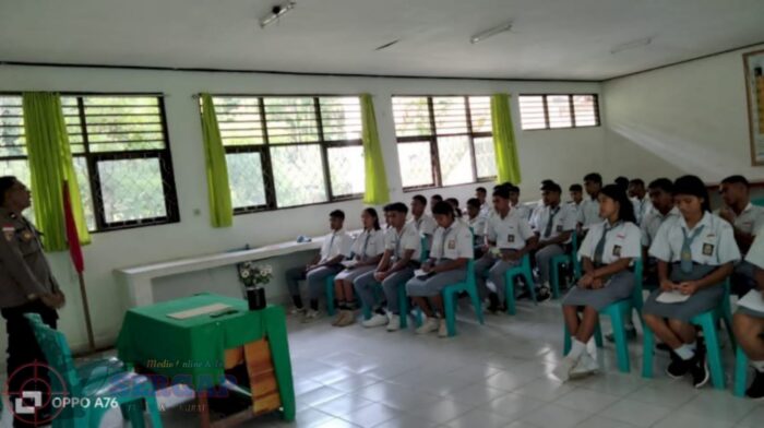 Bhabinkamtibmas Aipda Bernadus Malo, S.Pd Berikan Pembelajaran Bahasa Inggris dan Pembinaan kepada Siswa