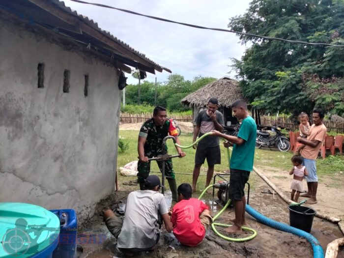 Babinsa Wulla Waejelu Dampingi Warga Laksanakan Pengeboran Manual di Desa Hadakamali