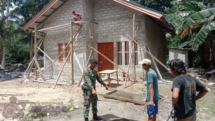 Babinsa Koramil 05/Waingapu Bantu Bangun Rumah Warga di Malumbi