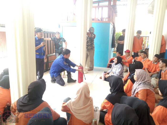 Dinas Damkar OKU Berikan Penyuluhan Pencegahan Kebakaran di SPPG Elina Devia Catering.