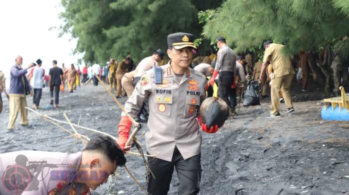 Polresta Banyuwangi Dukung Gerakan Banyuwangi Asri di Pantai Grand Watu Dodol