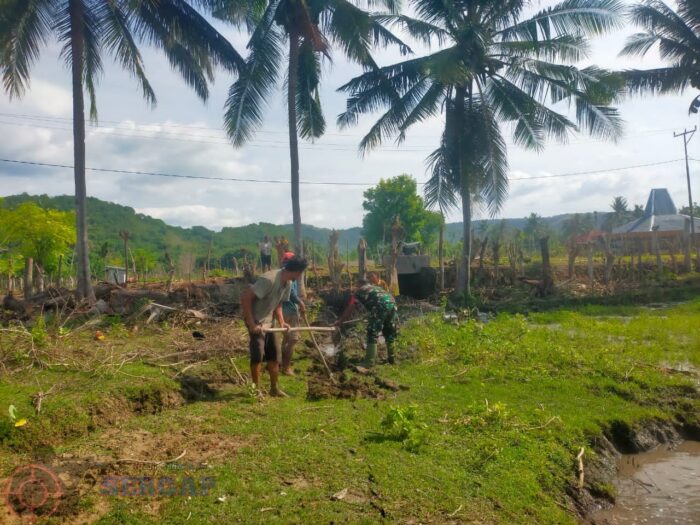 Babinsa Koramil 05/Pahunga Lodu Dampingi Warga Buat Saluran Air Sawah di Lumbu Manggit