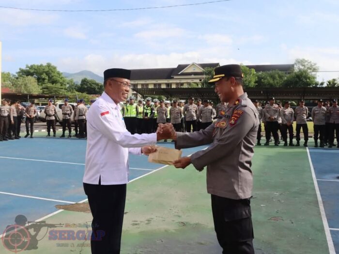 Wakapolres Bima Kota Serahkan Zakat Fitrah 563 Personel Kepada Baznas