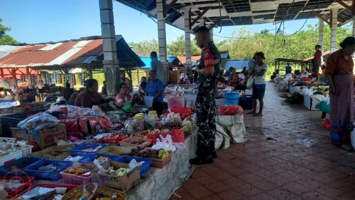 Hadir di Tengah Keramaian, Babinsa Karera Pastikan Pasar Aman dan Kondusif