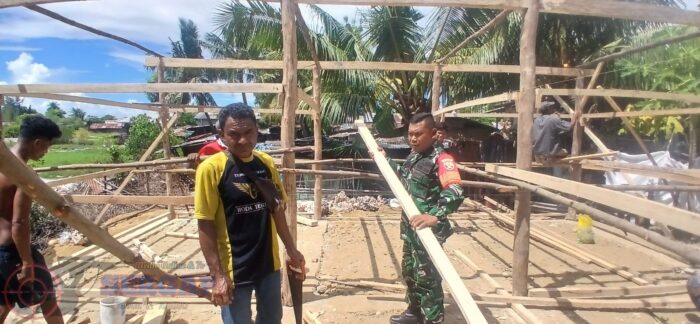 Babinsa Koramil 05/Waingapu Melaksanakan Gotong Royong Bersama Warga Bantu Pemasangan Tiang Rumah