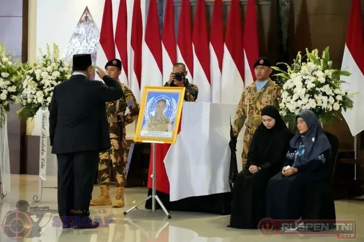 Presiden RI Beri Penghormatan Terakhir Untuk Tiga Prajurit TNI Saat Persemayaman di Bandara Soekarno-Hatta