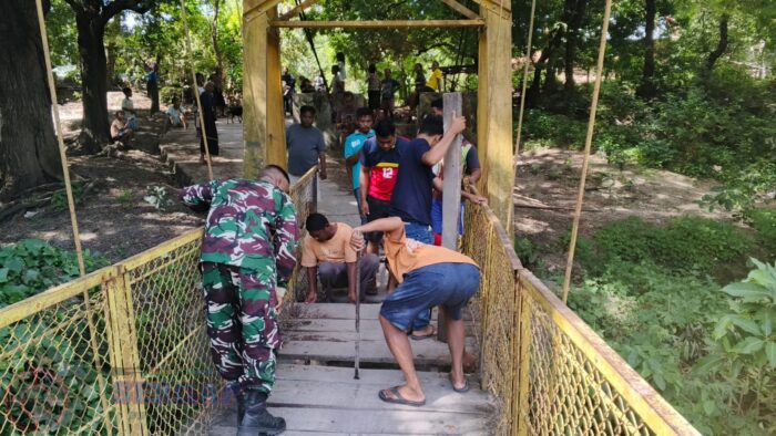 TNI dan Warga Bersinergi, Percepat Perbaikan Jembatan Garuda
