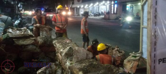 Demi Pelayanan Maksimal, Perumda PT Tirta Jaya Mandiri, (TJM)/PDAM Cabang Cibadak Geber Pekerjaan Hingga Malam Hari