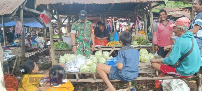Komsos di Pasar Wulumanu, Babinsa Dorong Lingkungan Bersih dan Kondusif