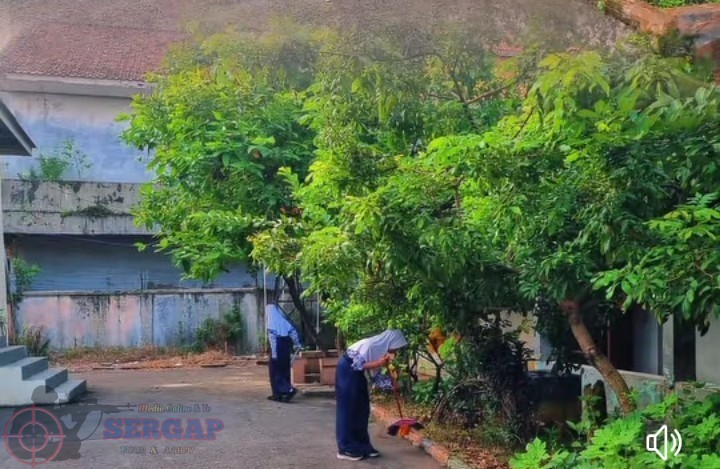 SMPN 5 Karawang Barat Gelar Gerakan Sekolah Asri, Siswa Bersih-Bersih Lingkungan