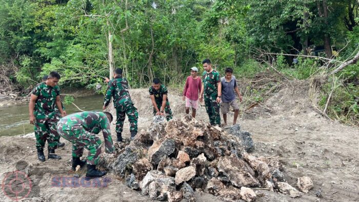 TNI dan Warga Bangun Jembatan Garuda, Perkuat Akses dan Ekonomi di Sumba Timur