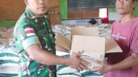 TNI Dampingi Pembagian Beras dan Minyak Goreng untuk Warga Waingapu