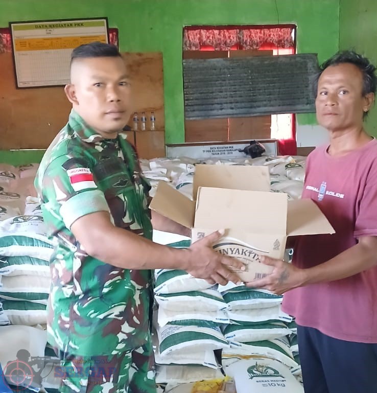 TNI Dampingi Pembagian Beras dan Minyak Goreng untuk Warga Waingapu