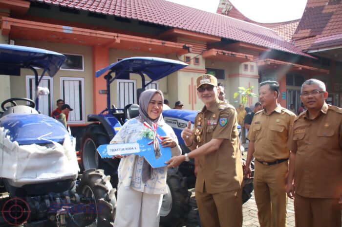 Bupati Hendrajoni Serahkan Bantuan 17 Alsintan untuk Kelompok Tani