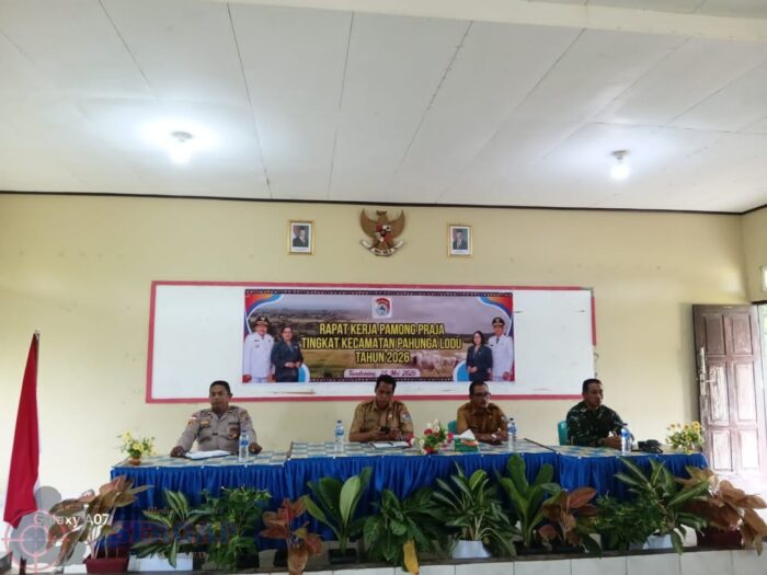 Babinsa Koramil 03/Pahunga Lodu Hadiri Raker Pamong Praja Kecamatan Tahun 2026 SERGAP.CO.ID PAHUNGA LODU,||Babinsa Koramil 03/Pahunga Lodu, Kodim 1601/Sumba Timur, Serma Daniel Umbu Ndawa menghadiri kegiatan Rapat Kerja Pamong Praja tingkat Kecamatan tahun 2026 yang dirangkaikan dengan rapat pemantapan persiapan acara temu pisah mantan Camat dengan Camat yang baru. Kegiatan tersebut berlangsung di Aula Kantor Camat Pahunga Lodu, Kabupaten Sumba Timur, Senin (25/05/2026). Rapat kerja ini diikuti oleh unsur pemerintah kecamatan, perangkat desa, serta elemen masyarakat yang ada di wilayah Kecamatan Pahunga Lodu. Kegiatan berlangsung dengan penuh kebersamaan serta semangat koordinasi dalam rangka meningkatkan sinergi antar instansi. Dalam kesempatan tersebut, berbagai hal dibahas terkait pelaksanaan tugas pemerintahan di tingkat kecamatan, termasuk evaluasi program kerja serta langkah strategis ke depan. Selain itu, rapat juga difokuskan pada pemantapan persiapan kegiatan temu pisah Camat sebagai bentuk penghormatan kepada pejabat lama sekaligus penyambutan pejabat baru Camat Pahunga Lodu. Kehadiran Babinsa dalam kegiatan ini merupakan wujud dukungan TNI AD, khususnya Kodim 1601/Sumba Timur, dalam memperkuat koordinasi dan komunikasi dengan aparat pemerintahan serta masyarakat di wilayah binaan. Diharapkan melalui kegiatan ini, sinergi antara TNI, pemerintah kecamatan, dan masyarakat semakin solid guna mendukung kelancaran roda pemerintahan serta pembangunan di wilayah Kecamatan Pahunga Lodu. (Pendim 1601 ST) (Ms)