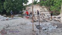 Kodim 1601/Sumba Timur Bersama Masyarakat Kebut Pengecoran Pondasi Jembatan Garuda