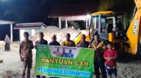 Camat Nasruddin Kawal Perataan Halaman Masjid Cot Kumbang Hingga Malam, PT Socfindo Bantu Alat Berat CSR