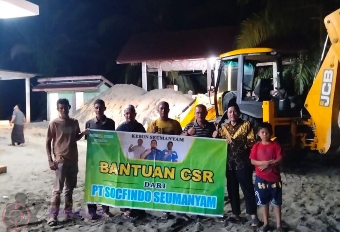 Camat Nasruddin Kawal Perataan Halaman Masjid Cot Kumbang Hingga Malam, PT Socfindo Bantu Alat Berat CSR