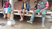 Komsos di Desa Pindu Hurani, Babinsa Dorong Warga Tanam Sayuran