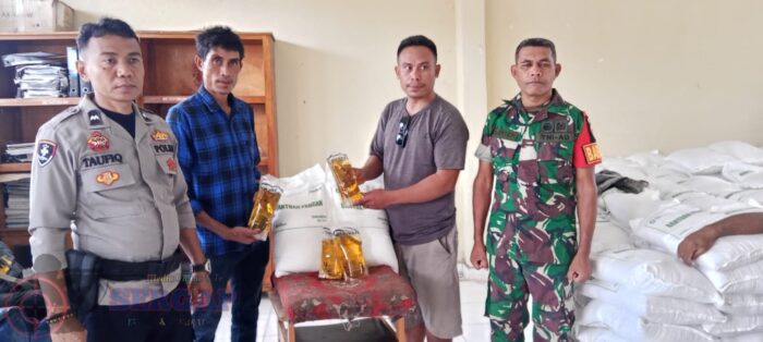 Warga Waikanabu Terima Bantuan Pangan, Babinsa Turut Awasi Distribusi