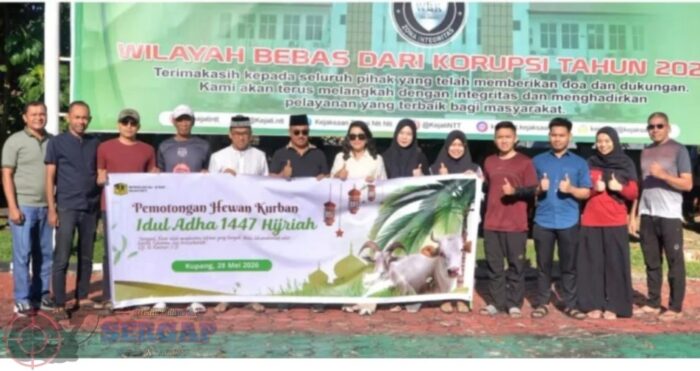 Hukum yang Humanis Dimulai dari Berbagi : Kejati NTT Bagikan 300 Paket Daging Kurban.