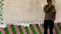 Tak Hanya Jaga Kamtibmas, Bripka Bernadus Malo Jadi Guru Bahasa Inggris di Sekolah