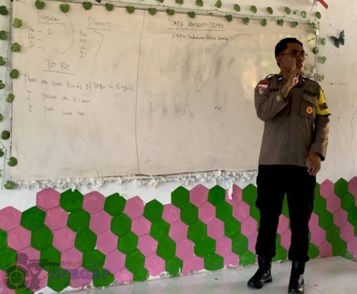 Tak Hanya Jaga Kamtibmas, Bripka Bernadus Malo Jadi Guru Bahasa Inggris di Sekolah