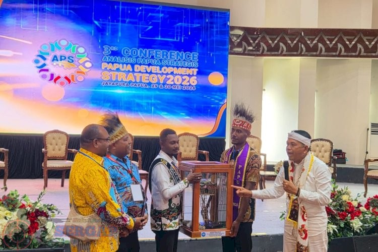 Serahkan Replika Rumah Pohon Korowai, Masyarakat Papua Doakan KDM Jaga Hutan Papua