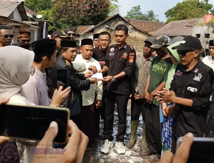 Wujud Kepedulian Sosial, PPBNI Satria Banten DPC Pandeglang Bantu Korban Kebakaran di Desa Kalang Anyar