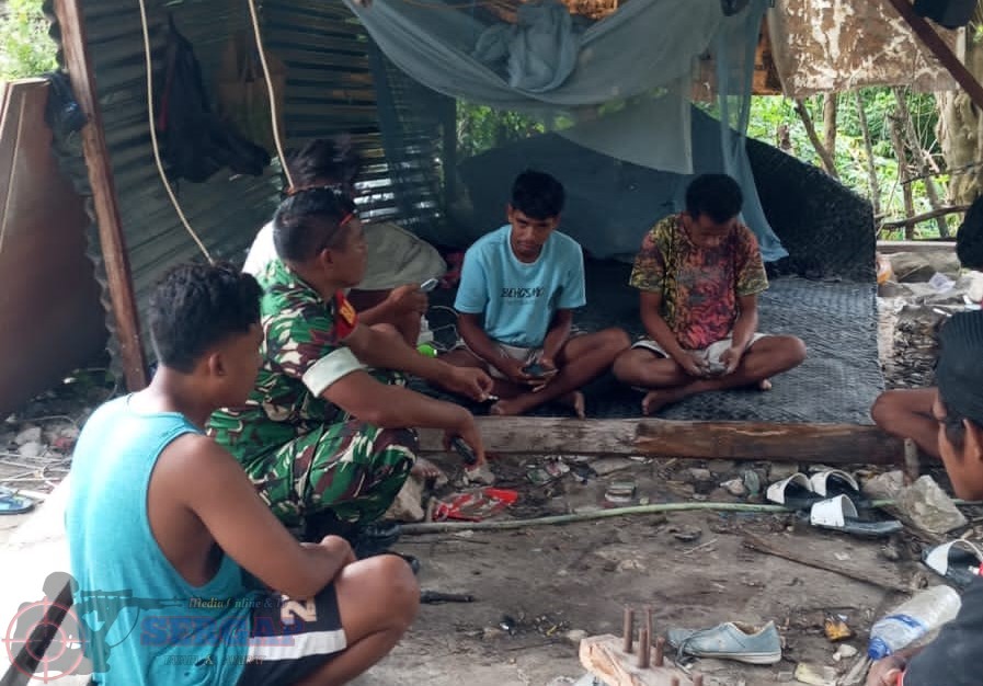 Lewat Komsos, Babinsa Ajak Warga Desa Laijanji Jaga Keamanan dan Gotong Royong