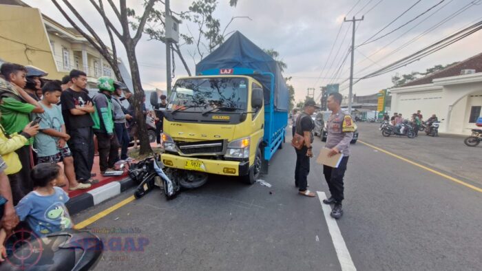 Diduga Saat Manuver Putar Arah, Pengendara Motor Terlibat Kecelakaan dengan Mobil Engkel di Jalan Letjen Mashudi